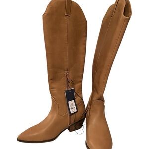 NWT Universal Thread Boots